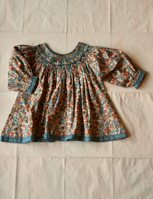 [BONJOUR DIARY]Butterfly blouse with cross embroidery _　Small Blue flowers print [6Y, 8Y, 12Y]